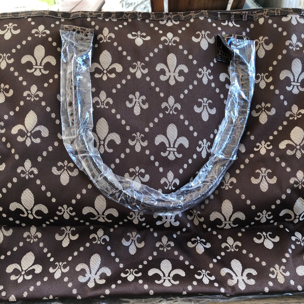 NWT JE VEUX Fleur de Lis TRAVEL BAG 18”W x 14.5” H